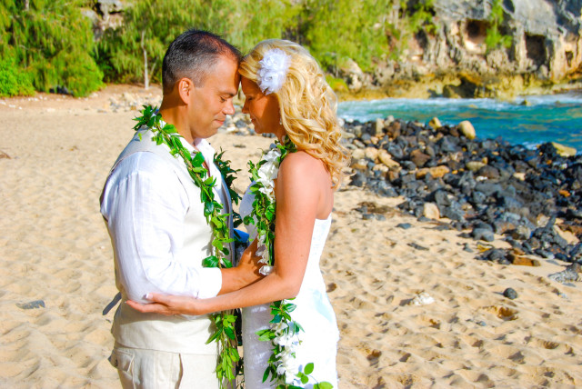 kauai-wedding-photography-featured-wedding-simple-beach-wedding-10