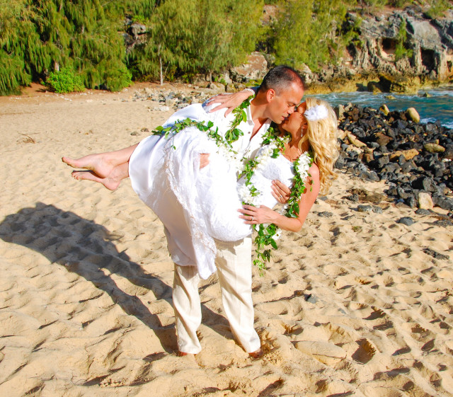 kauai-wedding-photography-featured-wedding-simple-beach-wedding-14